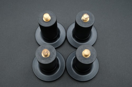 Jeu pieds isolants pour - de,